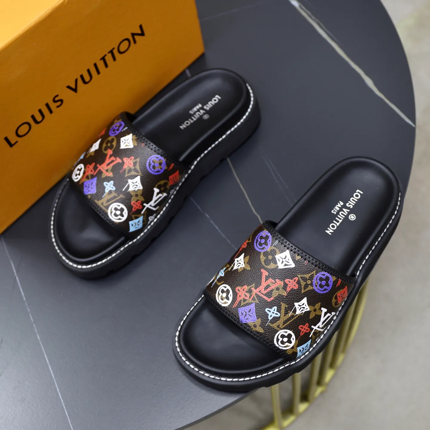 Ex-factory price: 320💰🙅‍♂️🙅‍♂️🙅‍♂️ Brand: LV Louis Vuitton Standard code: 38-45 Grade: Same as the official website Material: Original material design Original rubber wear-resistant molded outsole Style category: Men's fashion sandals Distinguished luxury brand elements Top luxury Color: Actual picture color
